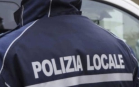 Gli strappa il cellulare dalle mani: arrestato un uomo a Brescia