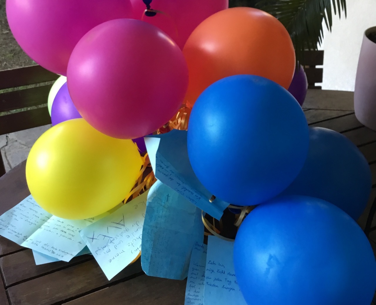 Messaggi per i nonni piovono dal cielo portati dai palloncini