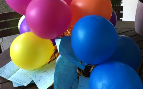 Messaggi per i nonni piovono dal cielo portati dai palloncini