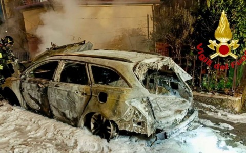Due auto distrutte dal fuoco a Brescia, in corso gli accertamenti