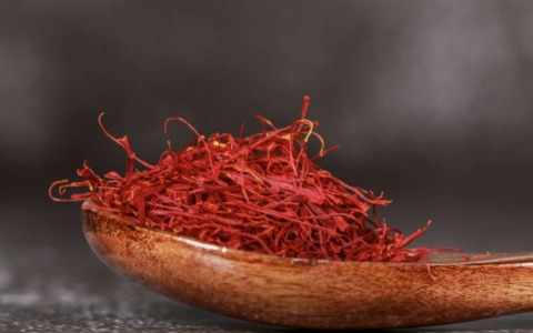 Ladro di zafferano a Sirmione: furto da oltre 1.200 euro