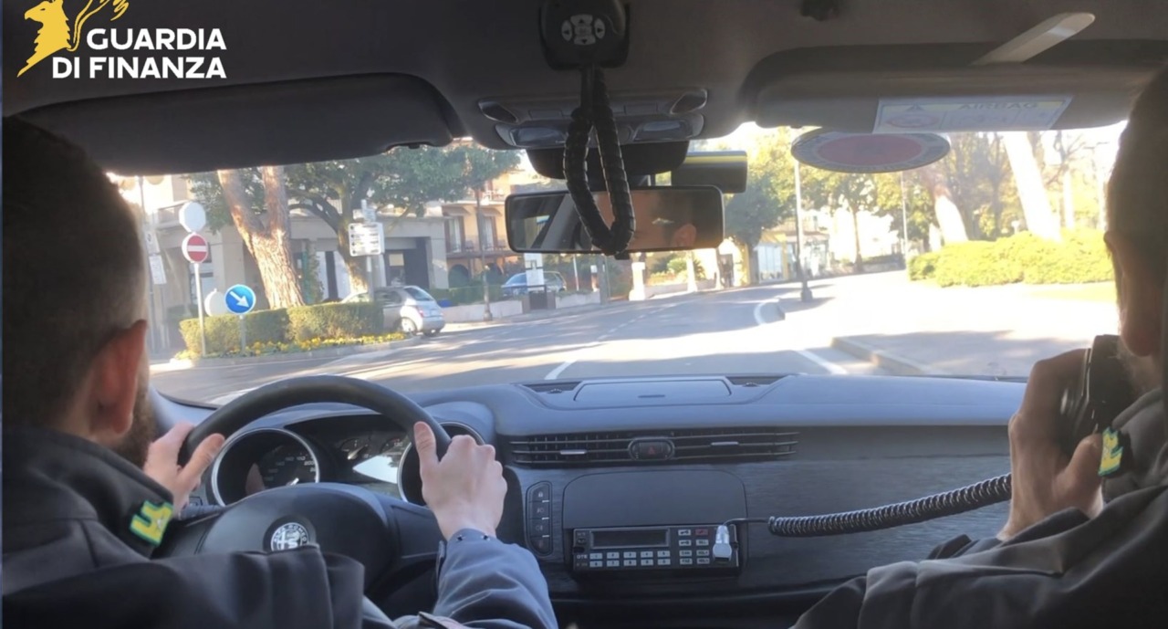 Lavorano come sex workers in “finti” centri massaggi: la Gdf scopre 24 lavoratori irregolari