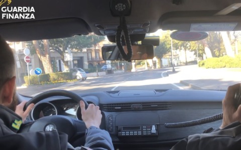 Lavorano come sex workers in “finti” centri massaggi: la Gdf scopre 24 lavoratori irregolari