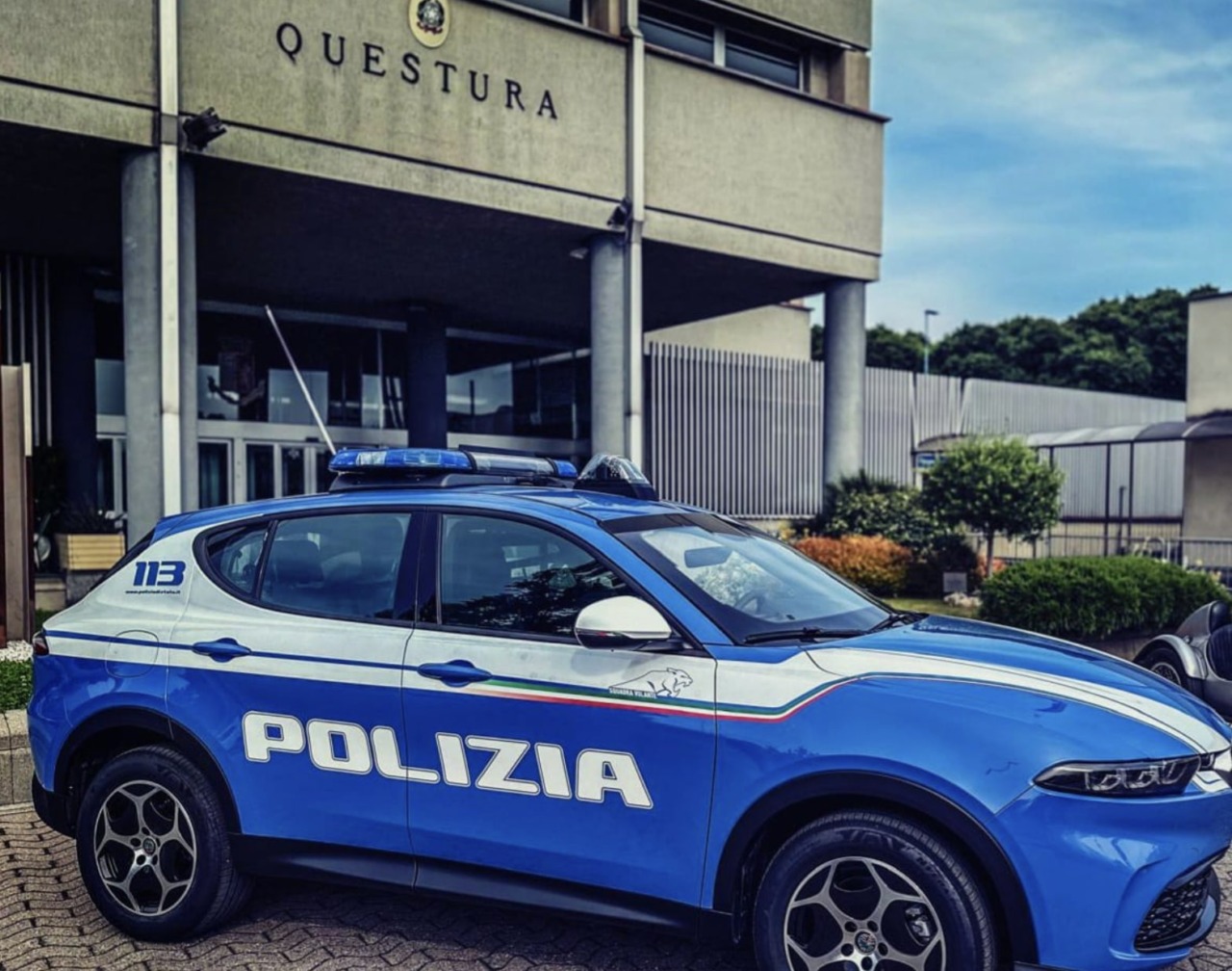 Lo rapinano della giacca a vento di marca e della sigaretta elettronica: due in manette