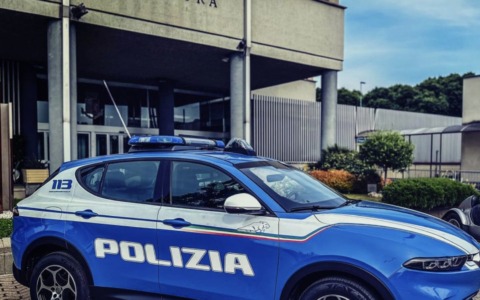 Lo rapinano della giacca a vento di marca e della sigaretta elettronica: due in manette