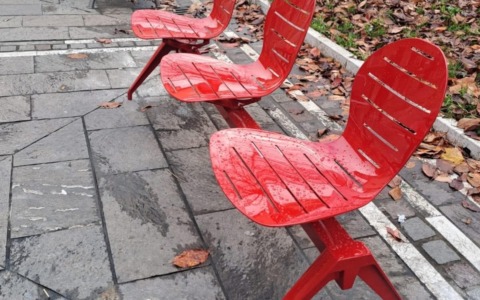 Lumezzane: è stata ripristinata e riqualificata la panchina rossa danneggiata per errore