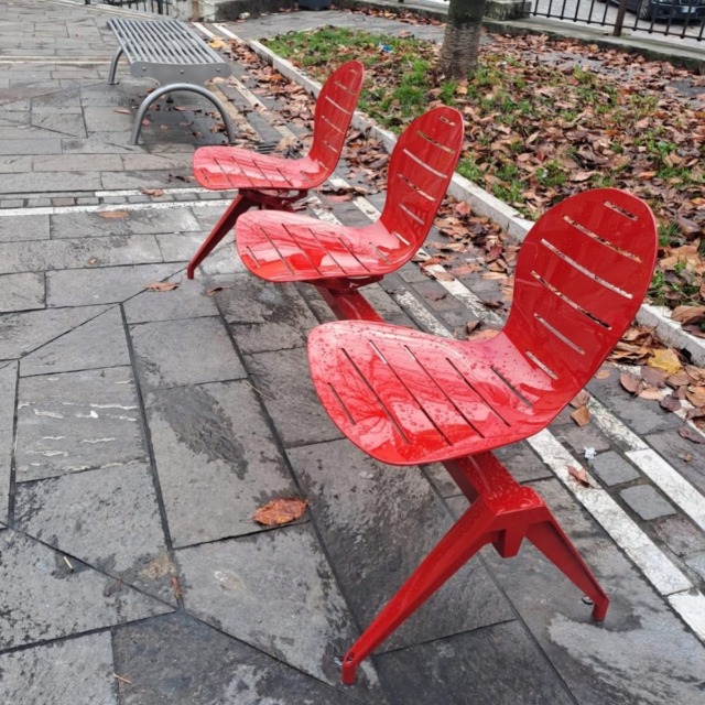 Lumezzane: è stata ripristinata e riqualificata la panchina rossa danneggiata per errore