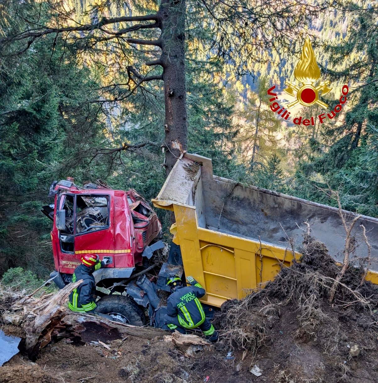 Mezzo pesante scivola a valle, l’intervento dei Vigili del Fuoco