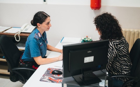 Non rispetta il divieto di avvicinamento all’ex moglie: arrestato un 45enne