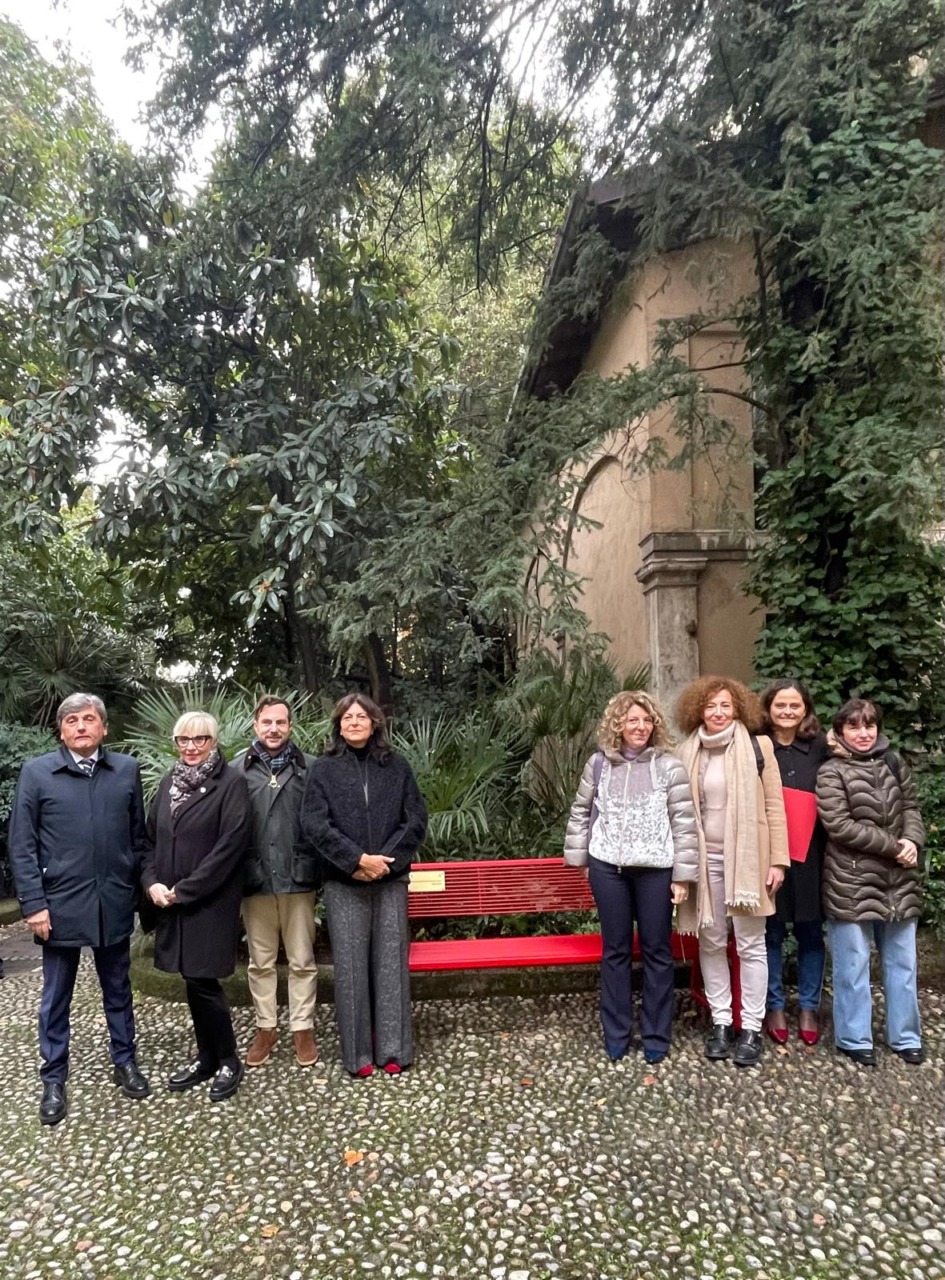 Palazzo Martinengo: inaugurata la Panchina Rossa con una frase di Eleonor Roosvelt