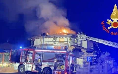 Pian Camuno: a fuoco il tetto di un’abitazione, famiglia fuori casa