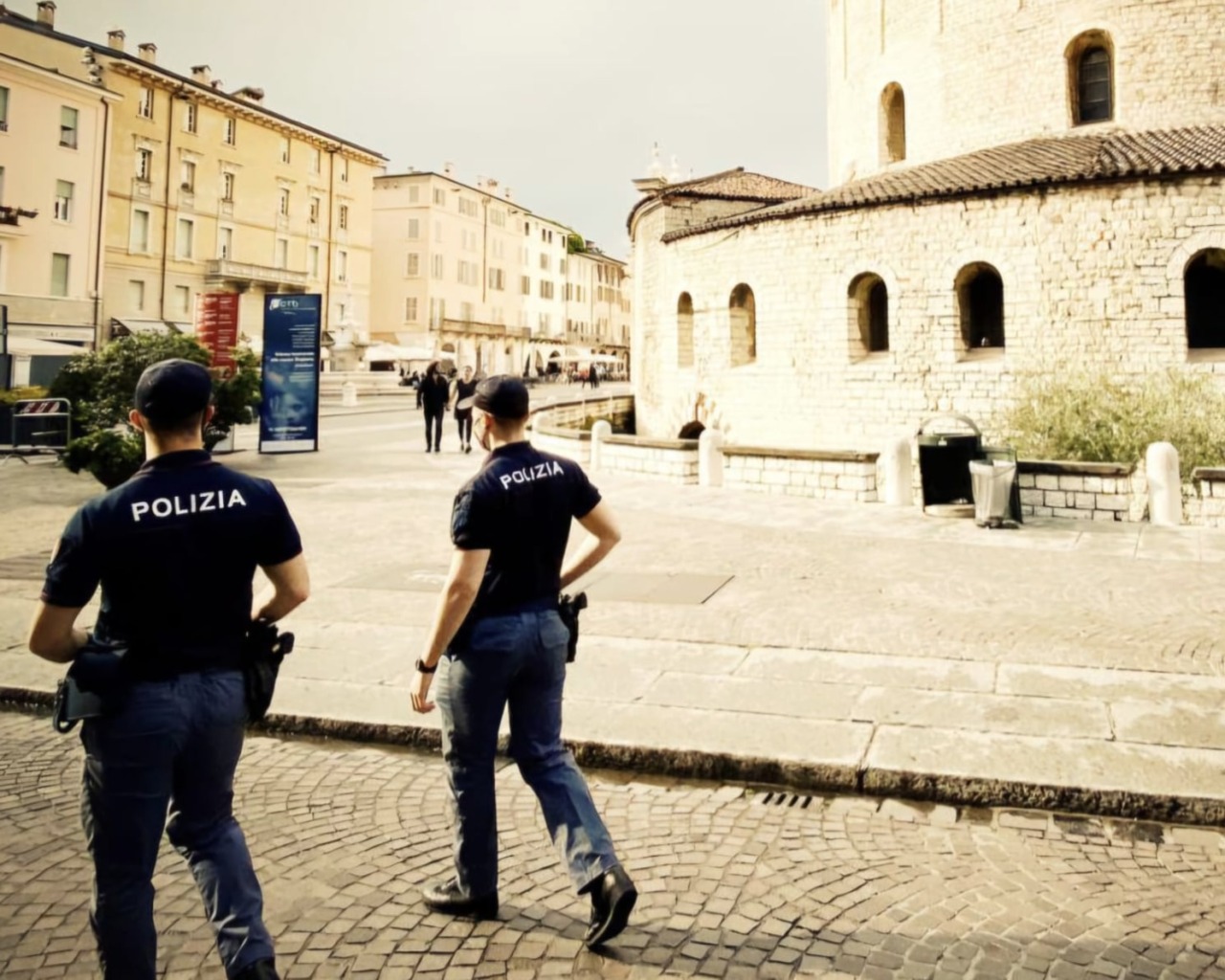 Pranza in centro storico, si allontana senza pagare e aggredisce gli agenti: scatta la denuncia