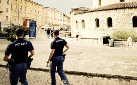 Pranza in centro storico, si allontana senza pagare e aggredisce gli agenti: scatta la denuncia