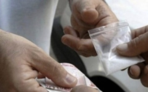 Pusher colto in flagranza mentre cede droga: in manette un 27enne senza fissa dimora