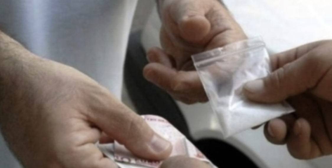 Pusher colto in flagranza mentre cede droga: in manette un 27enne senza fissa dimora