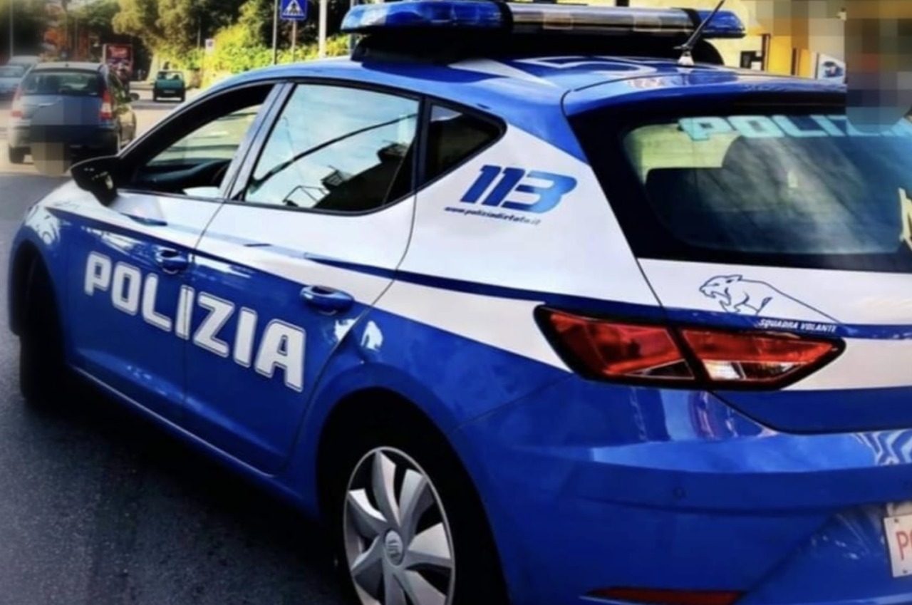 Ruba articoli sportivi e poi si nasconde tra gli scaffali in magazzino: arrestato un 28enne