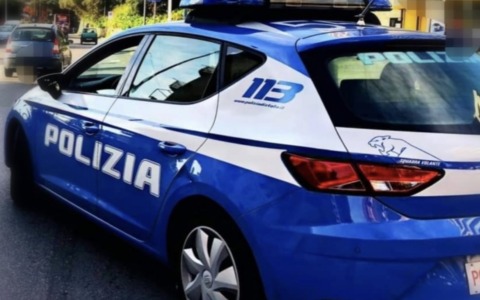 Ruba articoli sportivi e poi si nasconde tra gli scaffali in magazzino: arrestato un 28enne