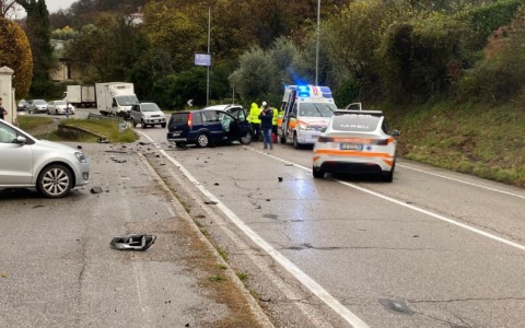 Scontro tra auto in viale Europa a Salò: la strada è stata riaperta