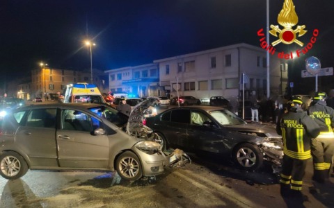 Scontro fra auto a Sarezzo, l’intervento dei Vigili del Fuoco