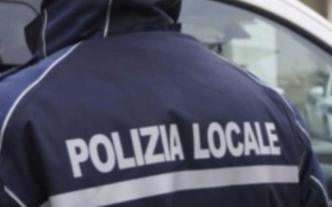 Sfonda la vetrina di un ristorante e sradica un semaforo: la Locale rintraccia il responsabile alla guida di un carro attrezzi