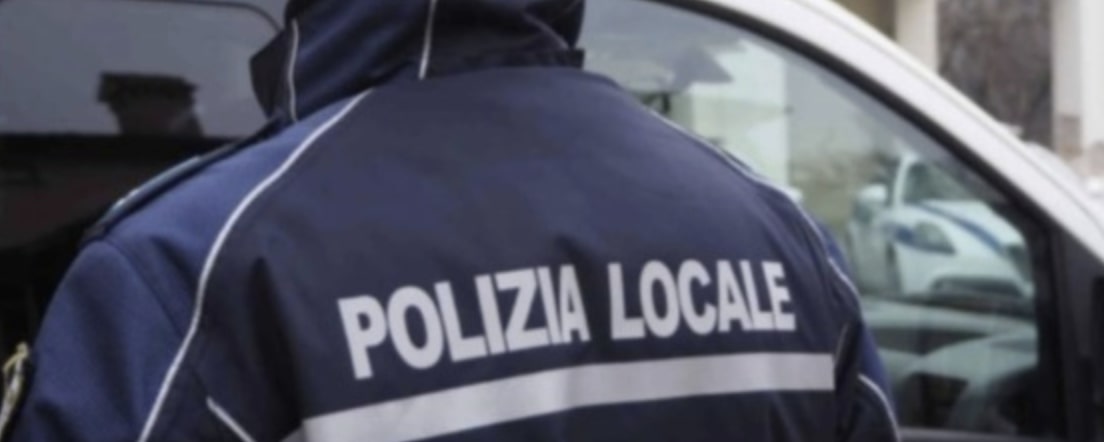 Sfonda la vetrina di un ristorante e sradica un semaforo: la Locale rintraccia il responsabile alla guida di un carro attrezzi