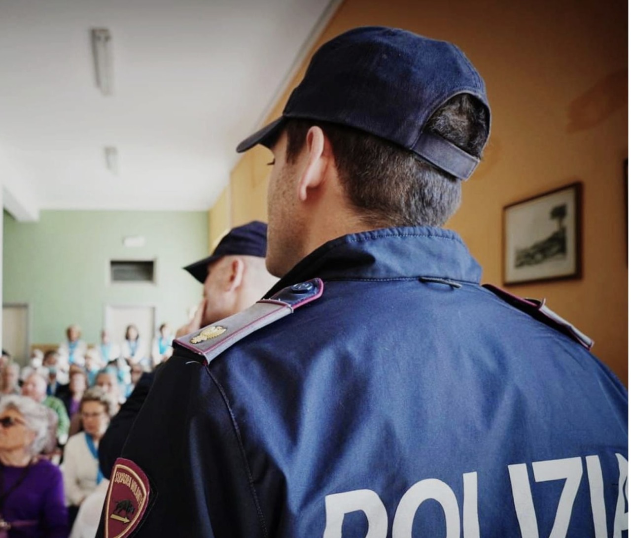 Si finge delle Forze dell’Ordine e ruba gioielli in un appartamento a Brescia