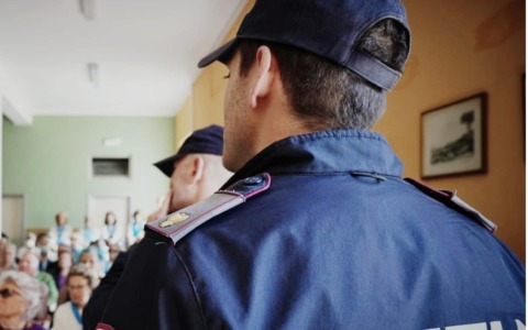 Si finge delle Forze dell’Ordine e ruba gioielli in un appartamento a Brescia