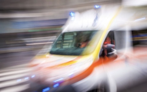 Si ustiona con l’acqua bollente mentre lava la friggitrice: paura per un operaio