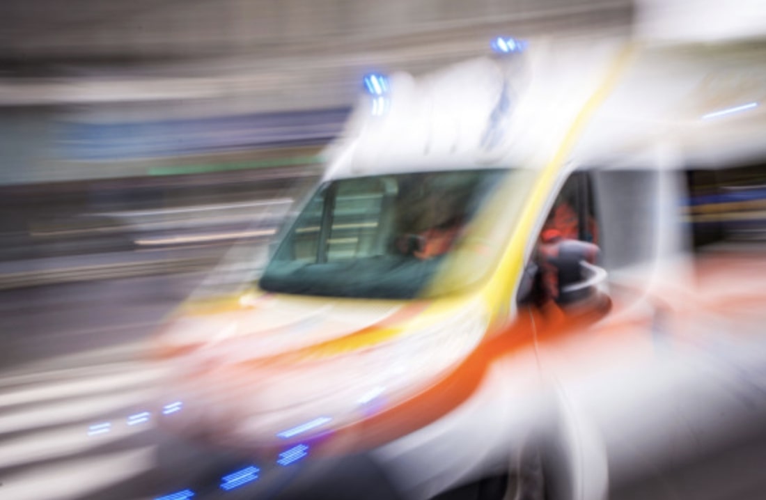 Si ustiona con l’acqua bollente mentre lava la friggitrice: paura per un operaio