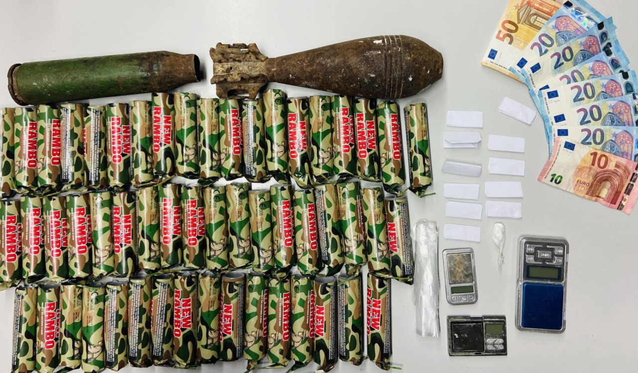 Spacciatore sorpreso con petardi e ordigni bellici: scatta la denuncia