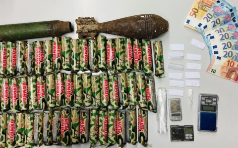 Spacciatore sorpreso con petardi e ordigni bellici: scatta la denuncia