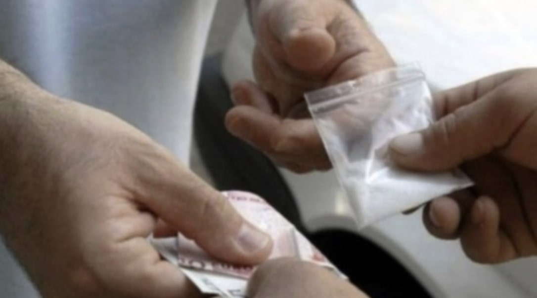 Spaccio: 37enne con in casa cocaina finisce in manette, una volta scarcerato verrà espulso