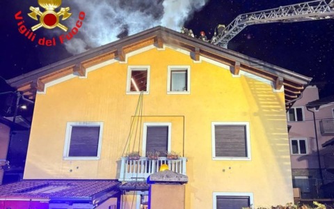 Tetto a fuoco a Marcheno: l’intervento dei Vigili del Fuoco