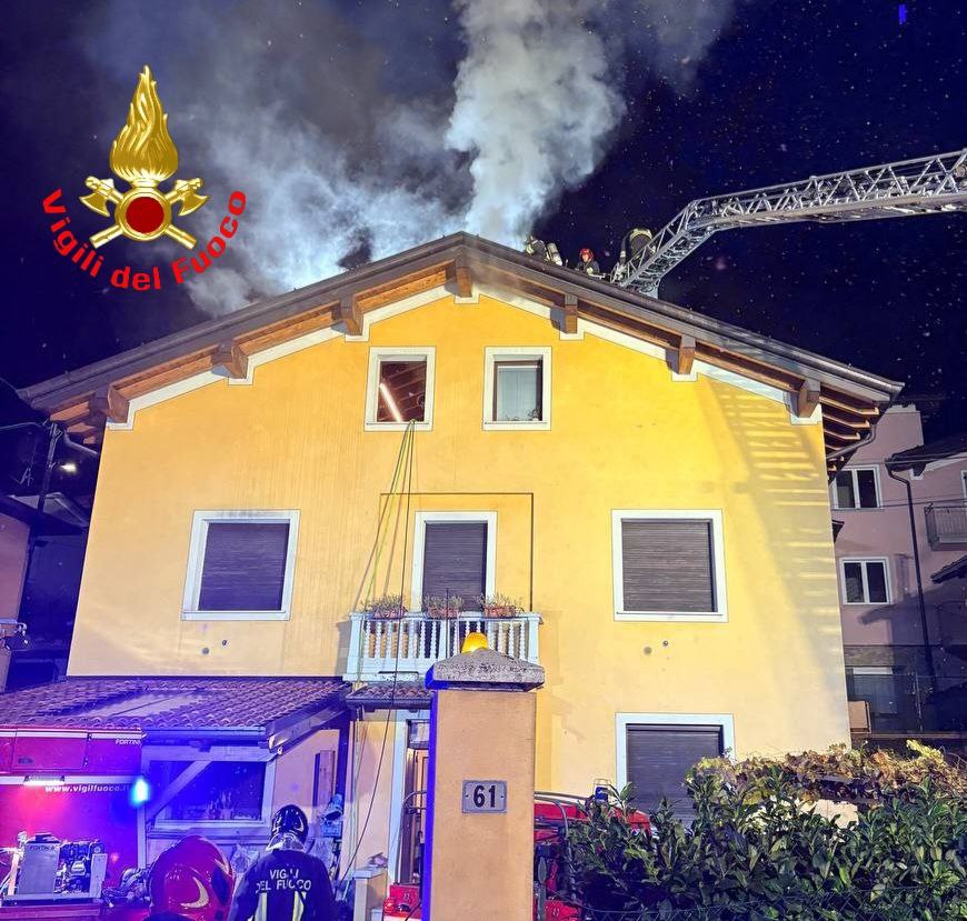 Tetto a fuoco a Marcheno: l’intervento dei Vigili del Fuoco