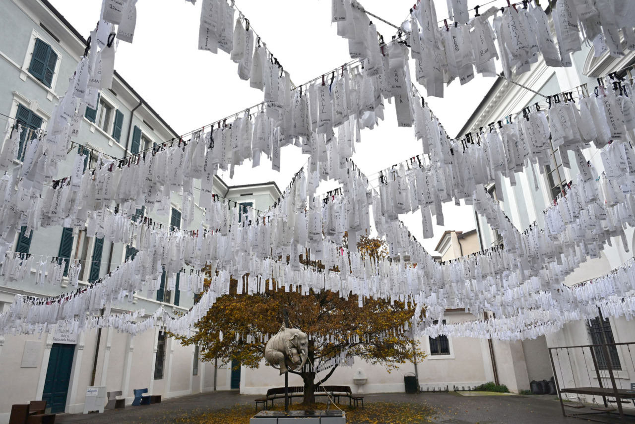 “Un nome un bambino, un nome una bambina”: l’installazione al Mo.Ca