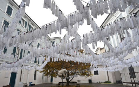 “Un nome un bambino, un nome una bambina”: l’installazione al Mo.Ca