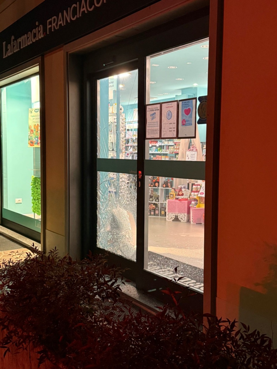 Erbusco, spaccata in farmacia: i ladri fuggono a mani vuote