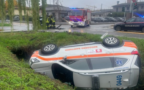 Scontro all’incrocio a Orzinuovi: l’automedica si ribalta nel canale, ferita l’autista