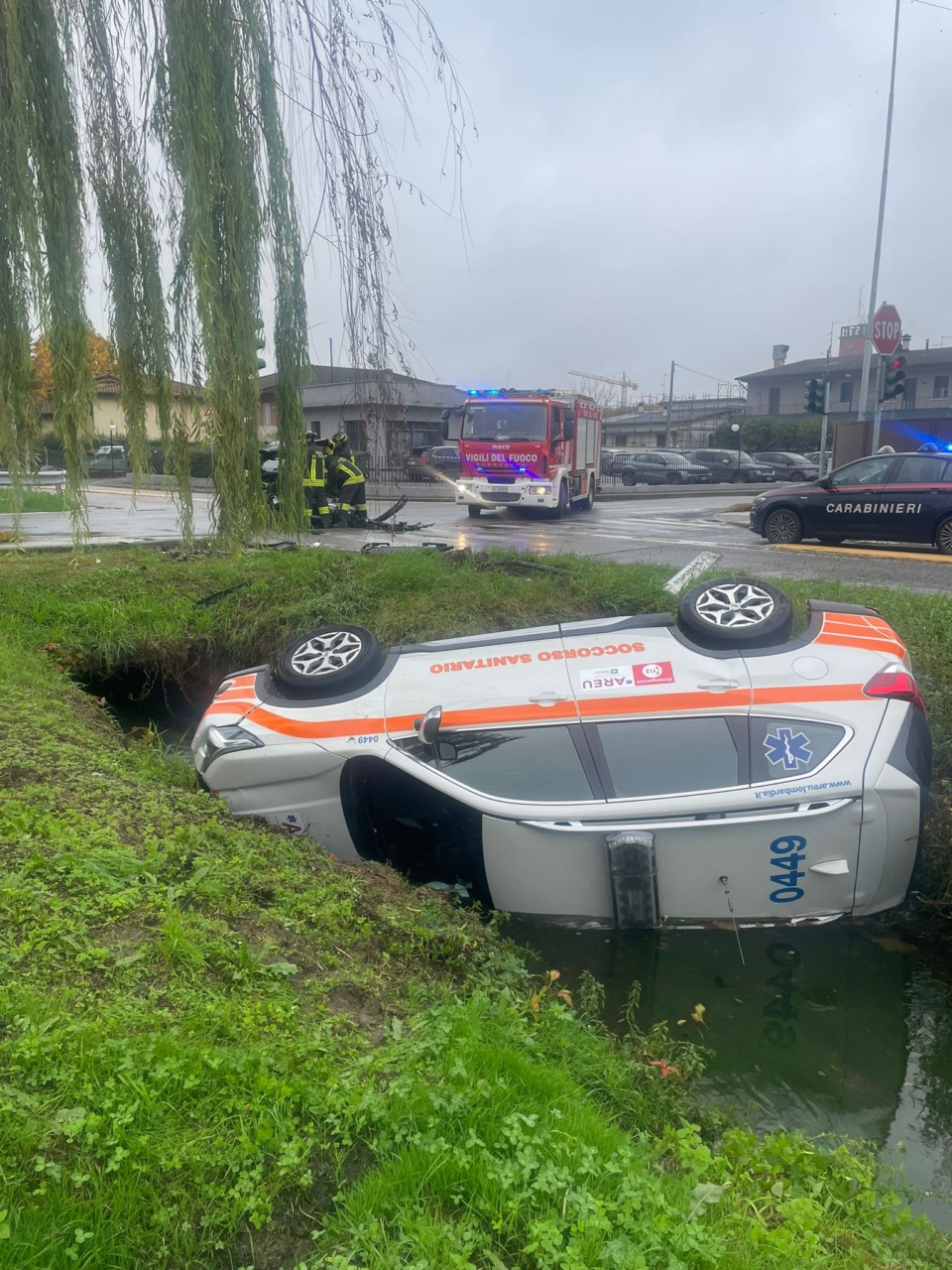 Scontro all’incrocio a Orzinuovi: l’automedica si ribalta nel canale, ferita l’autista