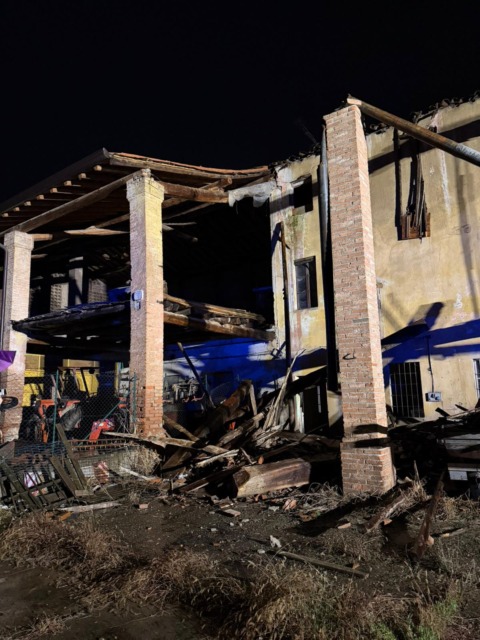 Crolla il tetto di una cascina a Rudiano: nessun ferito