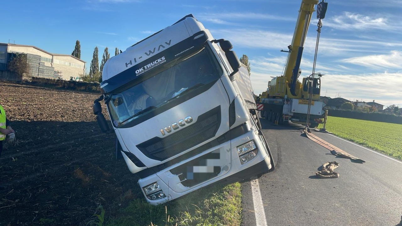 Tir fuori strada sulla Sp16 a Trenzano: riaperto il provinciale
