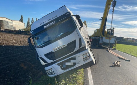 Tir fuori strada sulla Sp16 a Trenzano: riaperto il provinciale