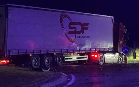 Camion finisce nella rotonda e travolge la scultura