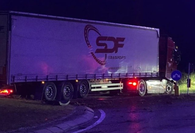 Camion finisce nella rotonda e travolge la scultura