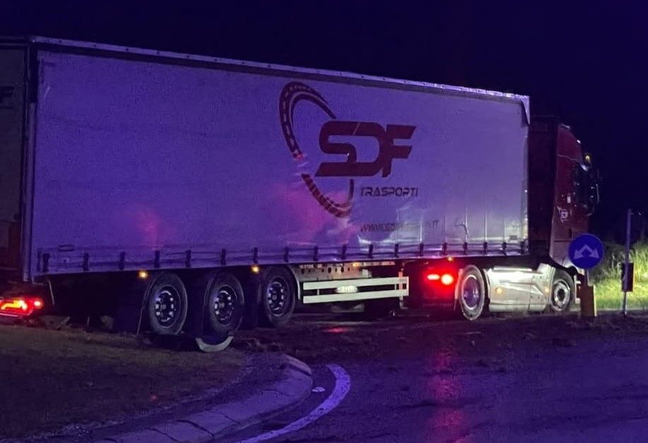 Camion finisce nella rotonda e travolge la scultura