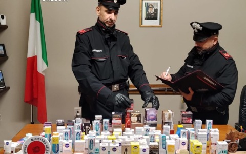 Azzano Mella, rubano creme e cosmetici dal supermercato: tre arresti