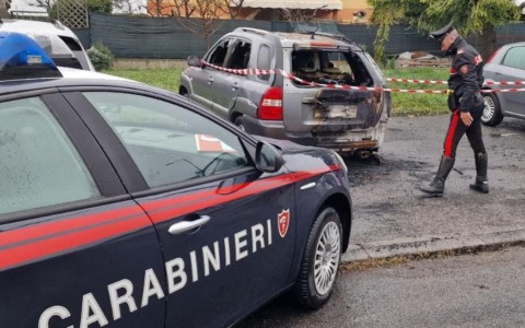 Minaccia la madre e dà fuoco alla sua auto: arrestato 44enne a Capriolo