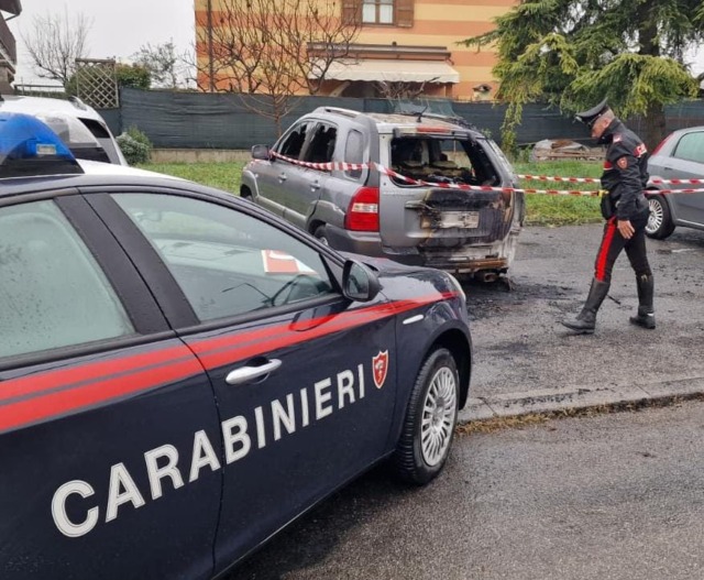 Minaccia la madre e dà fuoco alla sua auto: arrestato 44enne a Capriolo