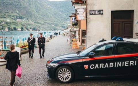 Sorpresa a rubare in una casa a Monte Isola, si nasconde sotto il letto: arrestata