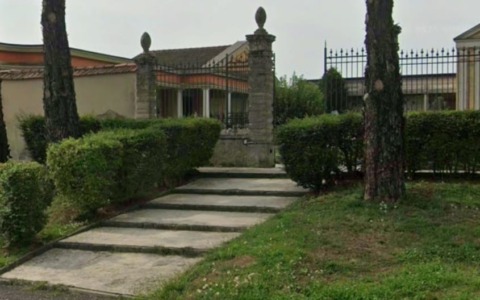 Vandalizzate quattro lapidi al cimitero di Comezzano Cizzago